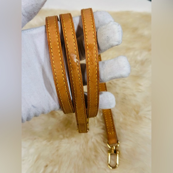 💎 LOUIS VUITTON VACHETTA LEATHER STRAP W/ GOLDTONE HARDWARE SIZE 46” - Picture 9 of 9